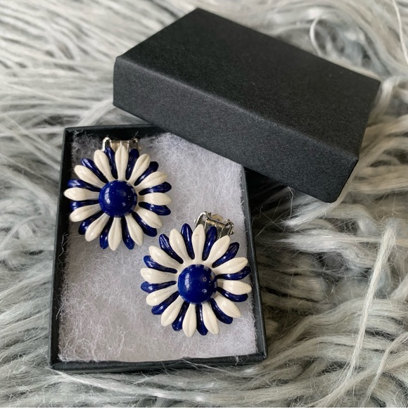 Vintage Retro Daisy Flower Clip on Earrings - Picture 2 of 6